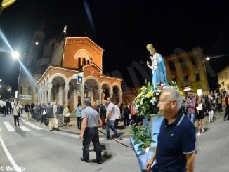 La statua della Madonna in processione nelle vie della Moretta 5