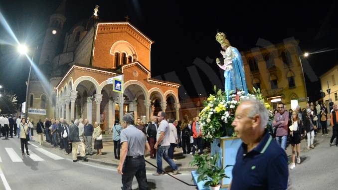 La statua della Madonna in processione nelle vie della Moretta 5