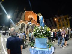 La statua della Madonna in processione nelle vie della Moretta 6