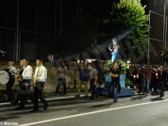 La statua della Madonna in processione nelle vie della Moretta 7