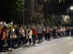 La statua della Madonna in processione nelle vie della Moretta 8