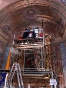 Volontari e restauratori al lavoro nella chiesa di San Giuseppe ad Alba