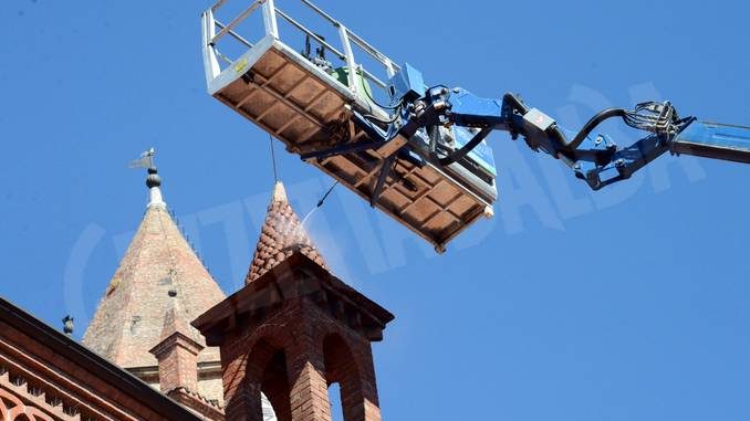 Sul tetto del Duomo di Alba si ripuliscono i pinnacoli