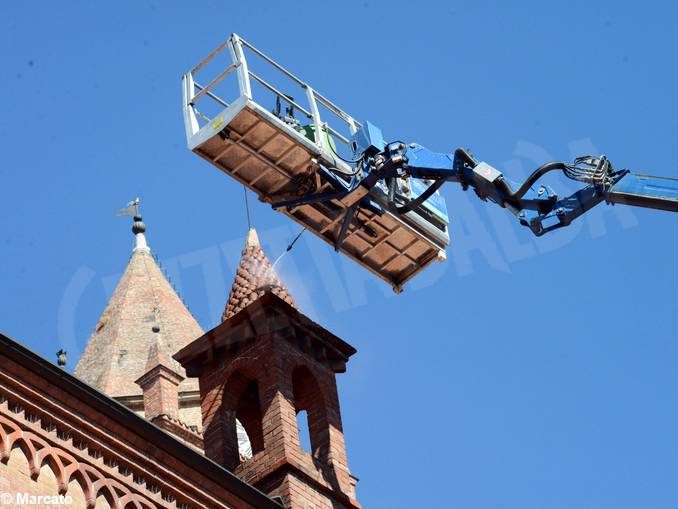 Sul tetto del Duomo di Alba si ripuliscono i pinnacoli