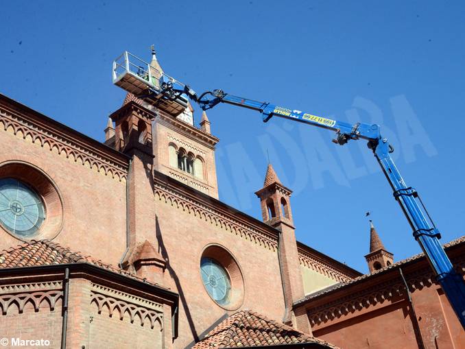 Sul tetto del Duomo di Alba si ripuliscono i pinnacoli 1