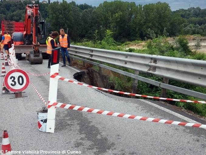 Frana sulla strada tra Cherasco e la Fondovalle: si viaggia su una sola corsia