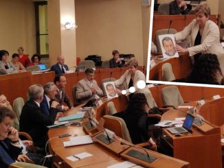 Referendum, M5s consegna a Cirio la maschera di Salvini: "E' questo il vero volto del Governatore"