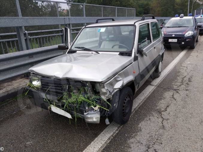 Tentano di fuggire ai carabinieri. Fermati dopo aver urtato un muro e un rimorchio