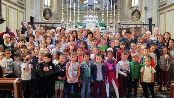 Tanti bambini alla festa dei nonni di Isola d'Asti