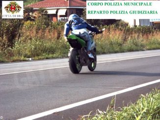 Bra: motociclista viaggia a 186 km/ora e nasconde la targa