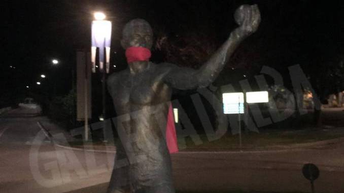 Casapound imbavaglia statue ad Alba, Bra e La Morra per potestare contro la censura