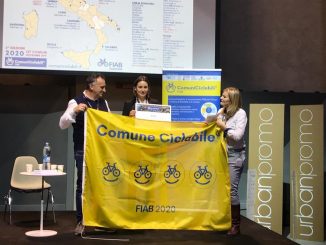 Alba riceve la bandiera giallo blu con quattro biciclette