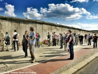 Domani Alba ricorda la caduta del muro di Berlilno