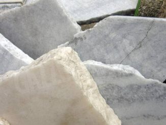 Amara sorpresa mattutina: rubati i gradini in marmo della scala esterna