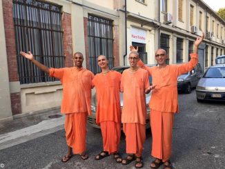 Monaci Hare Krishna per le strade di Alba, Bra e Savigliano