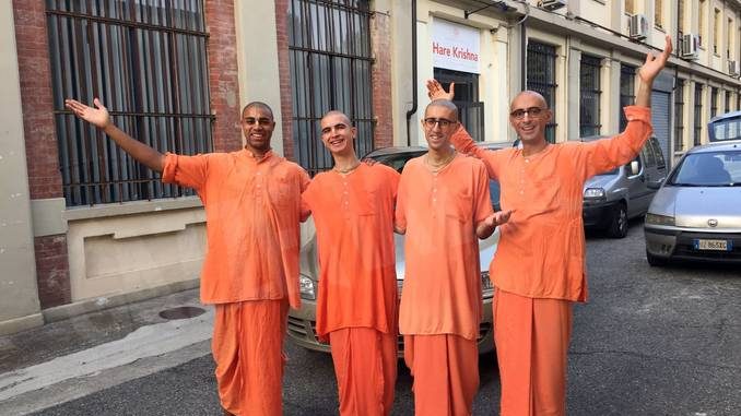 Monaci Hare Krishna per le strade di Alba, Bra e Savigliano