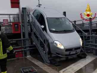 Alba: rimane incastrato con la propria auto sulla scala del multipiano della stazione ferroviaria