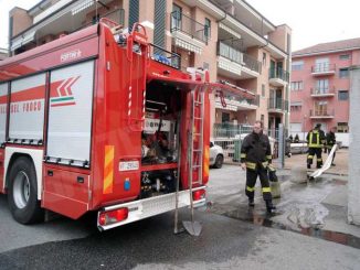 Alloggio in fiamme, evacuata una persona