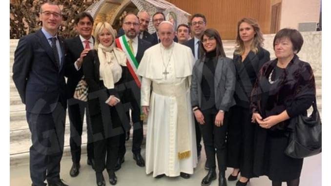 Una delegazione astigiana ha portato la bagna cauda a papa Francesco