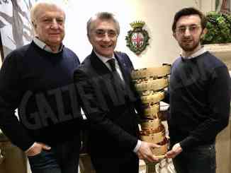 Ad Alba è arrivato il trofeo "Senza fine" del Giro d'Italia