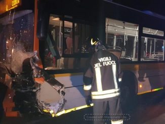 Frontale fra un'utilitaria e un bus di linea: morta una donna