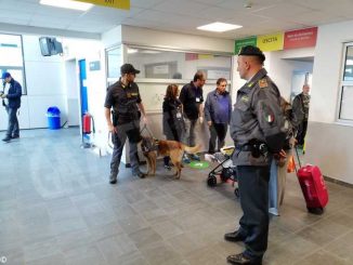 Troppe sigarette in valigia, sequestrati sei chili di tabacco in aeroporto