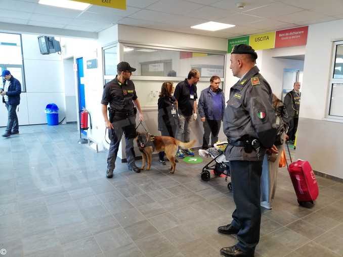 Troppe sigarette in valigia, sequestrati sei chili di tabacco in aeroporto