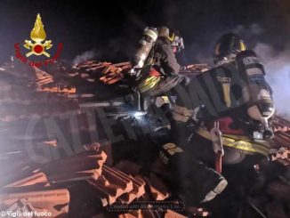 Nella notte incendio in una casa dei luoghi fenogliani: Vigili del fuoco al lavoro per tre ore
