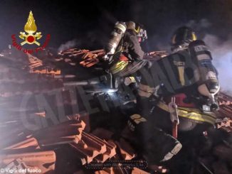 Nella notte incendio in una casa dei luoghi fenogliani: Vigili del fuoco al lavoro per tre ore