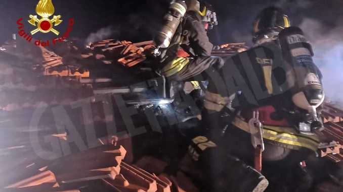 Nella notte incendio in una casa dei luoghi fenogliani: Vigili del fuoco al lavoro per tre ore