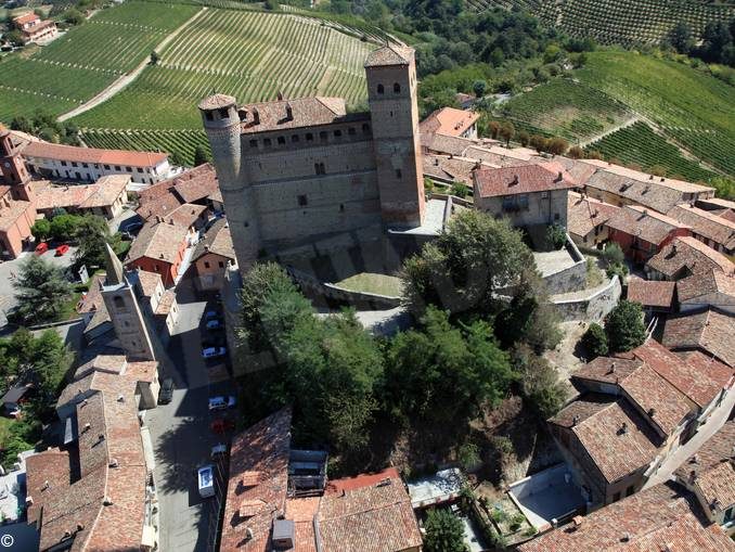 I futuri geometri hanno adottato il borgo antico di Serralunga