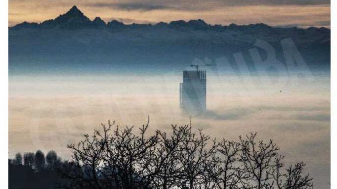 Il Monviso circondato dallo smog: la denuncia dell'attore Alessandro Gassmann