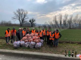 Domenica ecologica a Santa Vittoria: i volontari ripuliscono l’area dietro il centro commerciale