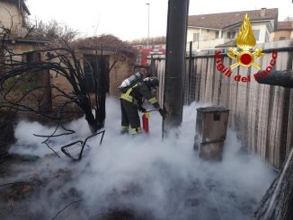 Incendio a Racca di Guarene, fiamme sfiorano un'abitazione