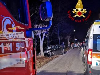 Finiscono con l'auto contro un albero a Benevello. Tre giovani feriti, una ragazza di 25 anni trasferita al Cto
