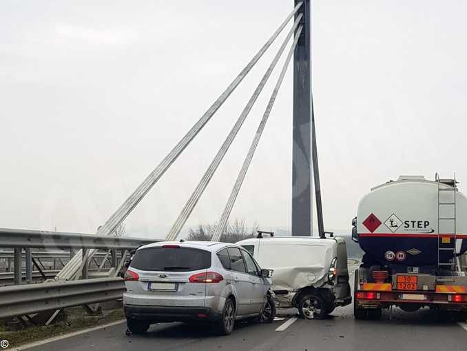 Tamponamento tra due auto sul ponte caduti di Nassiriya