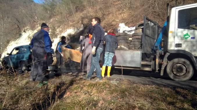 Sinio: irimossi rifiuti abbandonati in regione Borine