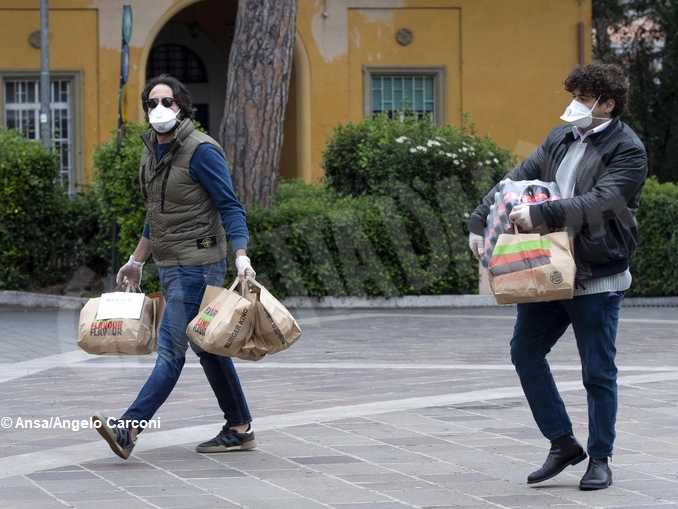 La pandemia fa emergere gli eroi, i don Abbondio e gli irresponsabili 2