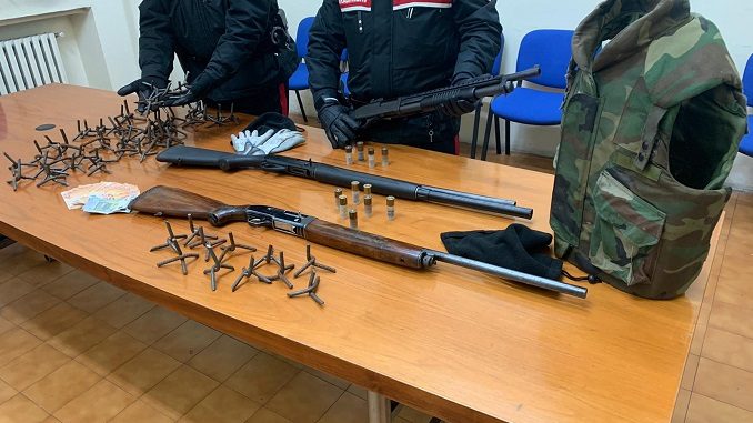 I carabinieri arrestano tre rapinatori e sequestrano tre fucili a pompa