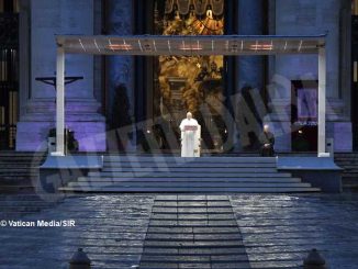 Papa Francesco in piazza San Pietro: «Benedici il mondo, non lasciarci in balia della tempesta»