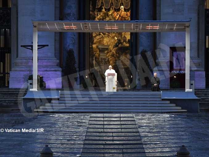 Papa Francesco in piazza San Pietro: «Benedici il mondo, non lasciarci in balia della tempesta»