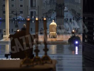 Papa Francesco in piazza San Pietro: «Benedici il mondo, non lasciarci in balia della tempesta» 1