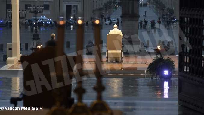 Papa Francesco in piazza San Pietro: «Benedici il mondo, non lasciarci in balia della tempesta» 1