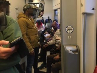 Una lettrice scrive indignata: "Altro che Coronavirus, ridotti i vagoni, pendolari stipati sul treno Torino-Alba"