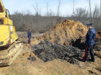 Sotterravano rifiuti con un escavatore in un terreno affittato a Pralormo 1