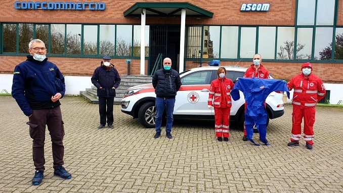 Ascom Bra e ferramenta Maccagno donano indumenti di protezione alla Croce rossa