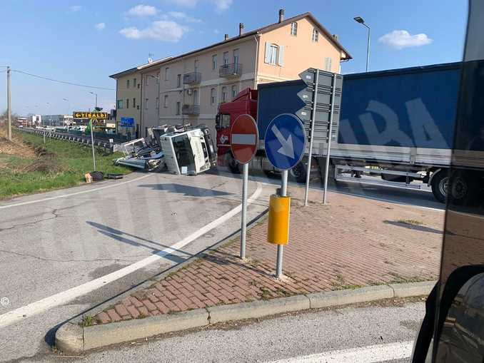 Scontro fra camion, si ribalta una piattaforma aerea