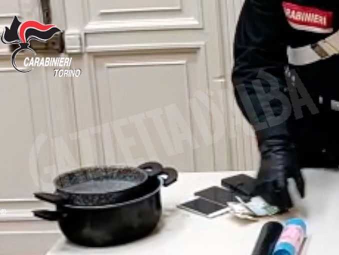 Cucinavano cocaina per produrre crack: i carabinieri di Mirafiori arrestano due giovani
