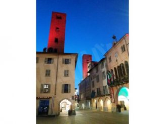 Luci tricolori sulle piazze di Alba, Treiso, Santo Stefano Belbo e Savigliano