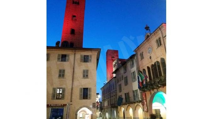 Luci tricolori sulle piazze di Alba, Treiso, Santo Stefano Belbo e Savigliano